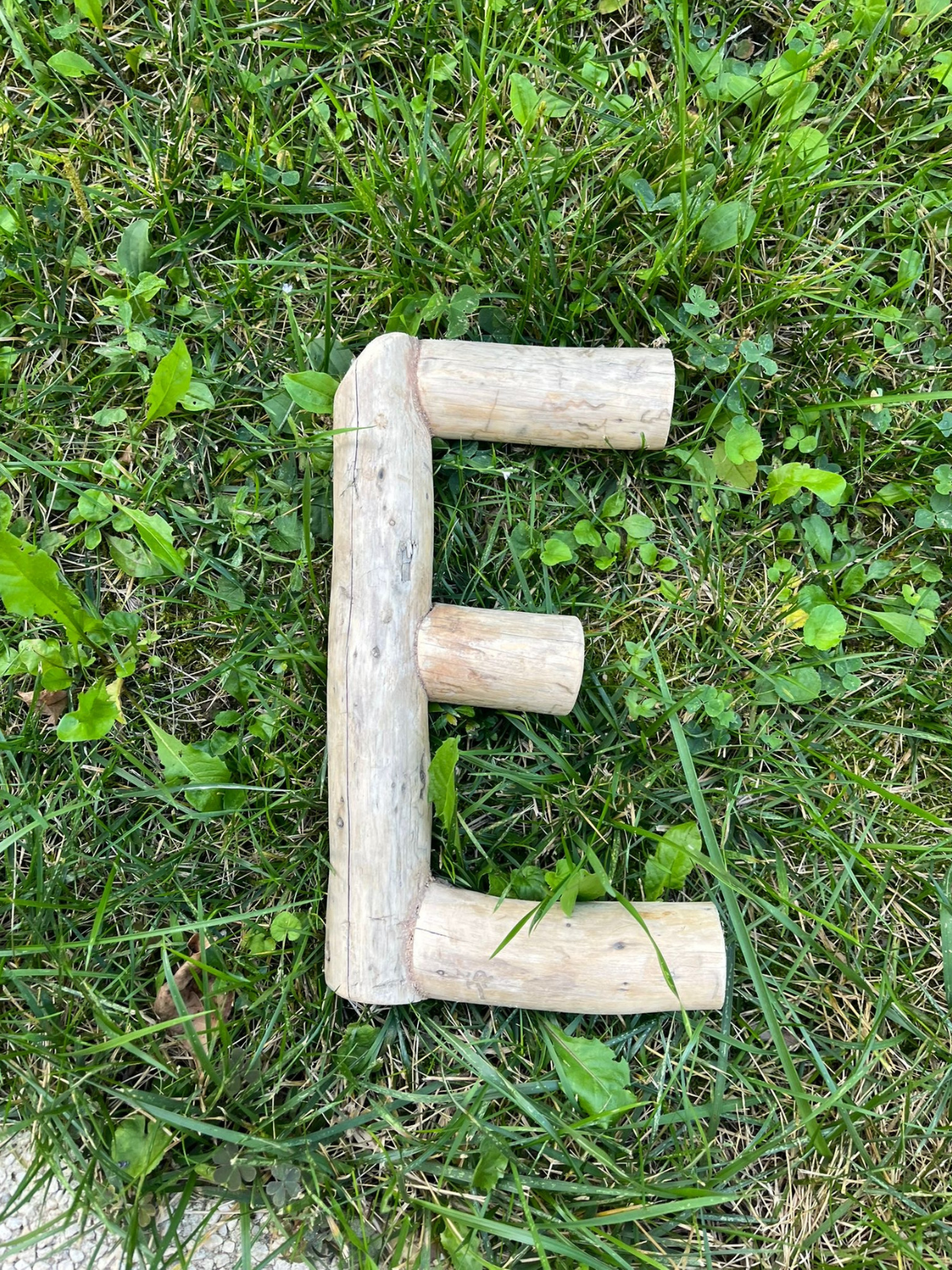 Lettre E en bois flotté